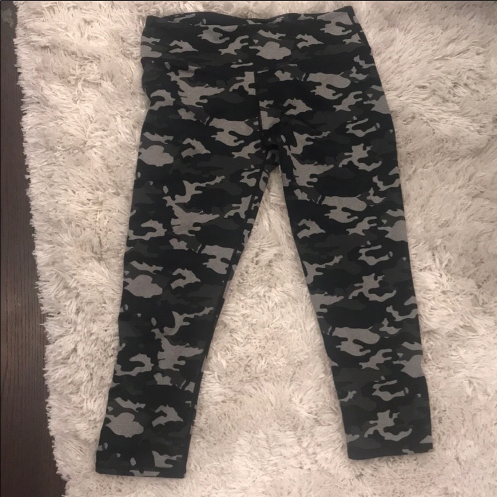 Cropped fabletics leggings camo